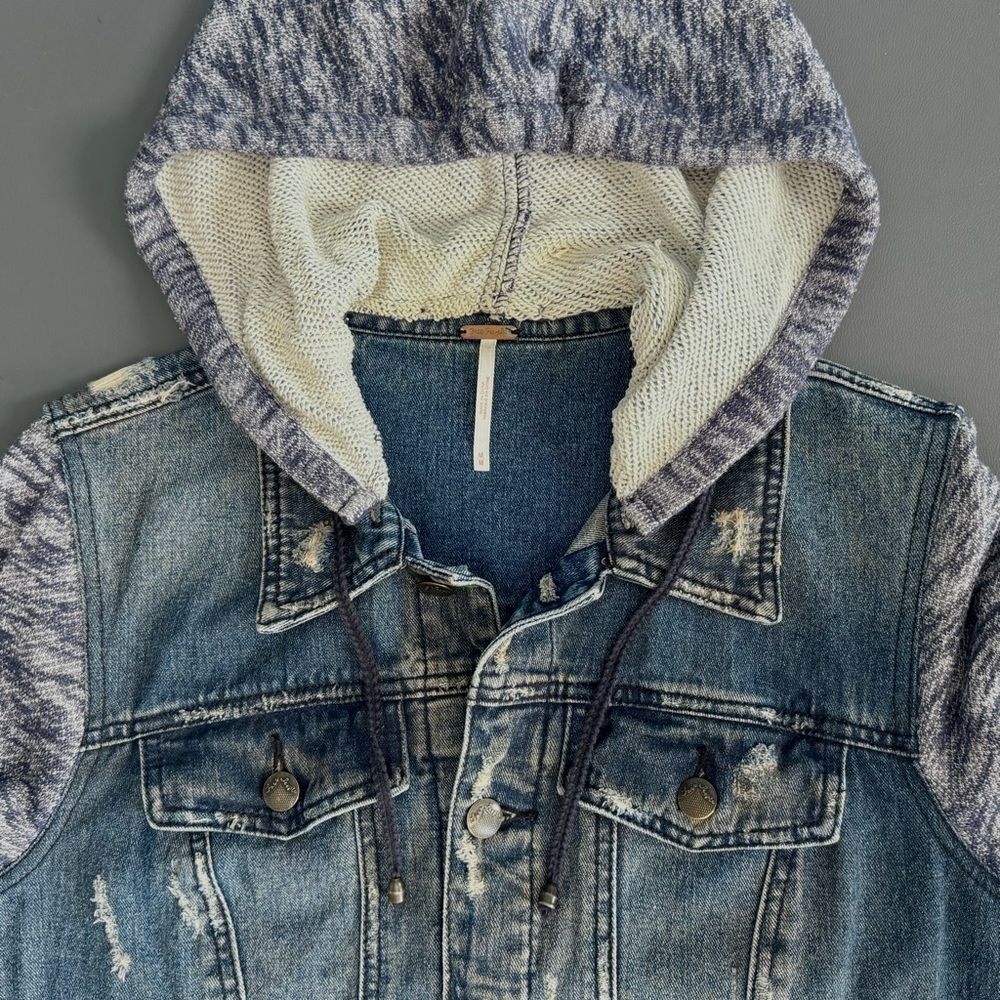 Free People Knit Hooded Denim Jean Jacket Space Dye Knit Sleeve Distressed Sz M - Picture 8 of 12
